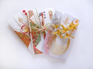祝儀袋の水引はなぜ上向きと下向きがある？使い分け方を『この差って何ですか？』で紹介！