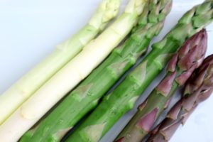 ホワイトアスパラガスとグリーンアスパラガスの違いは歴史にあった？