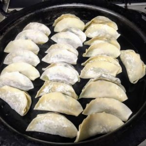 【ヒルナンデス】焦げてフライパンにくっついた餃子を剥がす方法とは？